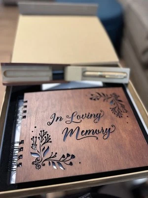 Juego de libros con cubierta de madera conmemorativa en memoria amorosa con bolígrafo y letrero nuevo caja abierta Foto 1 de 4