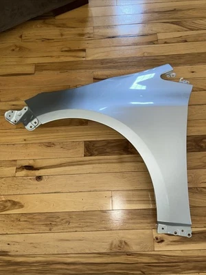 Guardabarros Toyota Corolla LH 53802-02260 IF7 2020 2021 2022 2023 2024 2025 plateado Foto 1 de 4