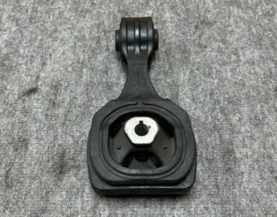 HONDA HR-V SPORT 23-25 OEM EN MOTOR SOPORTE DE MONTAJE INFERIOR SOPORTE DE VARILLA DE PAR 4K Foto 1 de 4