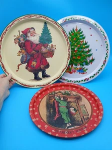 3 Vassoi Servizio Natalizio Vintage Rotondi in Latta Bambino con Calza, Babbo Natale, Albero - Foto 1 di 7