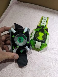 2 Stück - Ben 10 Deluxe Omnitrix Rollenspiel Uhren mit Batterien - funktioniert - Bild 1 von 5