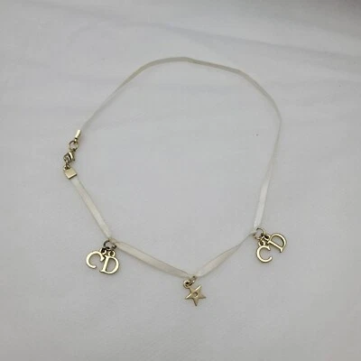 Usado en Excelente Condición Christian Dior Holiday Wrap Charm Bracelet - Cinta Blanca - Estrella Dorada  Foto 1 de 4