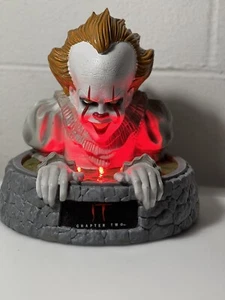 Statua Pennywise Illuminazione Fogna LED Spirito Halloween (Z30) - Foto 1 di 8