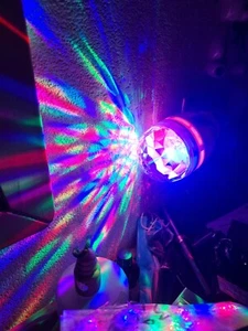 Lampada Psichedelica NUOVA discoteca Rotante Multicolor E27 O Presa Normale Luce - Foto 1 di 4