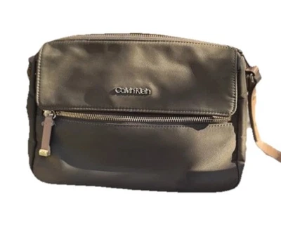 Bolso Bandolera Calvin Klein Verde Oliva Nylon Herrajes Dorados Correa Ajustable Foto 1 de 4