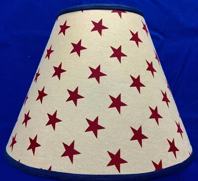 Estrellas rojas sobre bronceado patriótico americana pantalla de lámpara hecha a mano Foto 1 de 2
