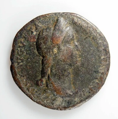 Moneda Romana / SABINA / Piedad sentada sosteniendo patera y cetro / C49 / Lote 200 Foto 1 de 4