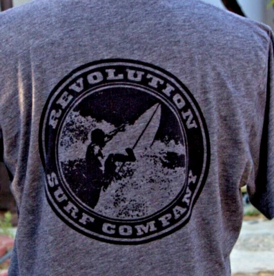 Camiseta Revolution M Surf Company Gris Logo Manga Corta Playa Gráfico Camiseta Foto 1 de 2