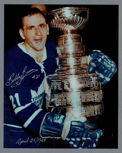 Bobby Baun abraza su Stanley Cup de 8"" x 10"" autografiado - Imagen 1 de 2