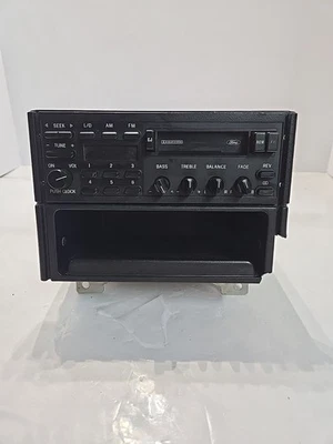 Radio reproductor de casete AM FM de fábrica OEM para Ford Escort Crown Victoria 1987-1990 Foto 1 de 4