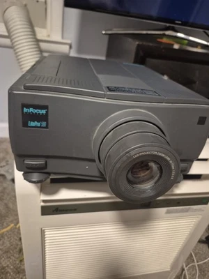 PROYECTOR INFOCUS SALAS DE CONFERENCIAS REUNIONES PRESENTACIONES HOGAR SISTEMA AUDIOVISUAL Foto 1 de 4