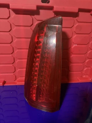 Luz trasera Cadillac STS (lado del conductor dañado) Foto 1 de 4