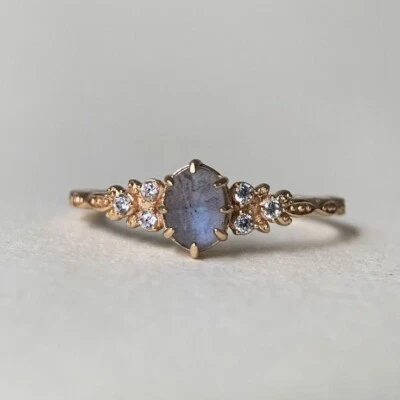 Anillo ovalado simulado de tanzanita y moissanita redonda para mujer en oro amarillo de 10 quilates Foto 1 de 4