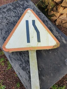 Ancien panneau de signalisation 1977 voie rétrécie vintage automobile déco  - Photo 1/2