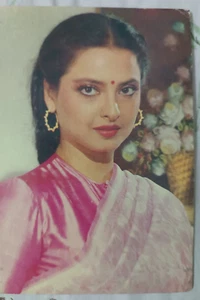 INDIA RARA FOTO POSTAL REKHA BOLLYWOOD ACTRIZ ORIGINAL - Imagen 1 de 2