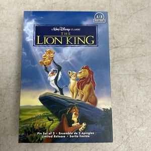 Disney Parks Il Re Leone VHS 2 Pezzi Set Spille Smaltate Edizione Limitata Nuove - Foto 1 di 3