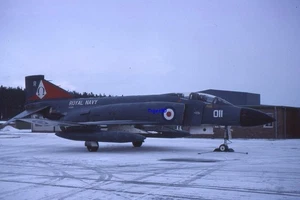35mm Aircraft Slide F-4 Phantom XV589 892 Sqn at a snowy Lossiemouth in 1977 - Foto 1 di 1