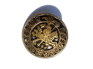 RARE BOUTON MILITAIRE ETRANGER ANCIEN - CAVALIER / CHEVALIER / CHEVAL 486 D:18mm - Foto 1 di 2