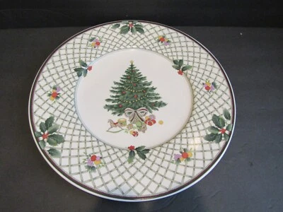 Plato redondo para servir Mikasa Heritage Christmas Story 12,75" plato picar celosía Foto 1 de 4