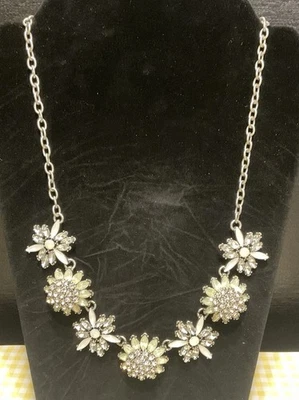 Cadena de longitud ajustable tono plata con 7 flores brillantes #1086 NUEVA SIN ETIQUETAS PREMIER DESIGNS Foto 1 de 4