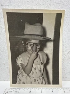 Vintage Foto entzückendes lächelndes Kind Mädchen Groucho Marx Verkleidung Brille Humor - Bild 1 von 2