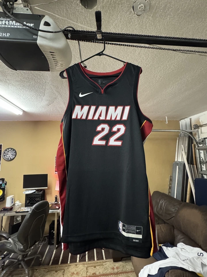 Camiseta masculina Miami Heat L 48 Black Butler #22 Swingman NBA basquete Nike Home - Imagem 1 de 4