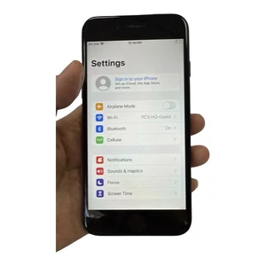 Apple iPhone SE 64GB, Midnight Black 3rd Gen perfect condition Unlocked - Picture 1 of 4