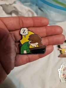 PIN EMPANADERA DE MENTA Willabee Ward COLECCIÓN DE CACAHUETES Dormir Roncando en Su Escritorio - Imagen 1 de 3