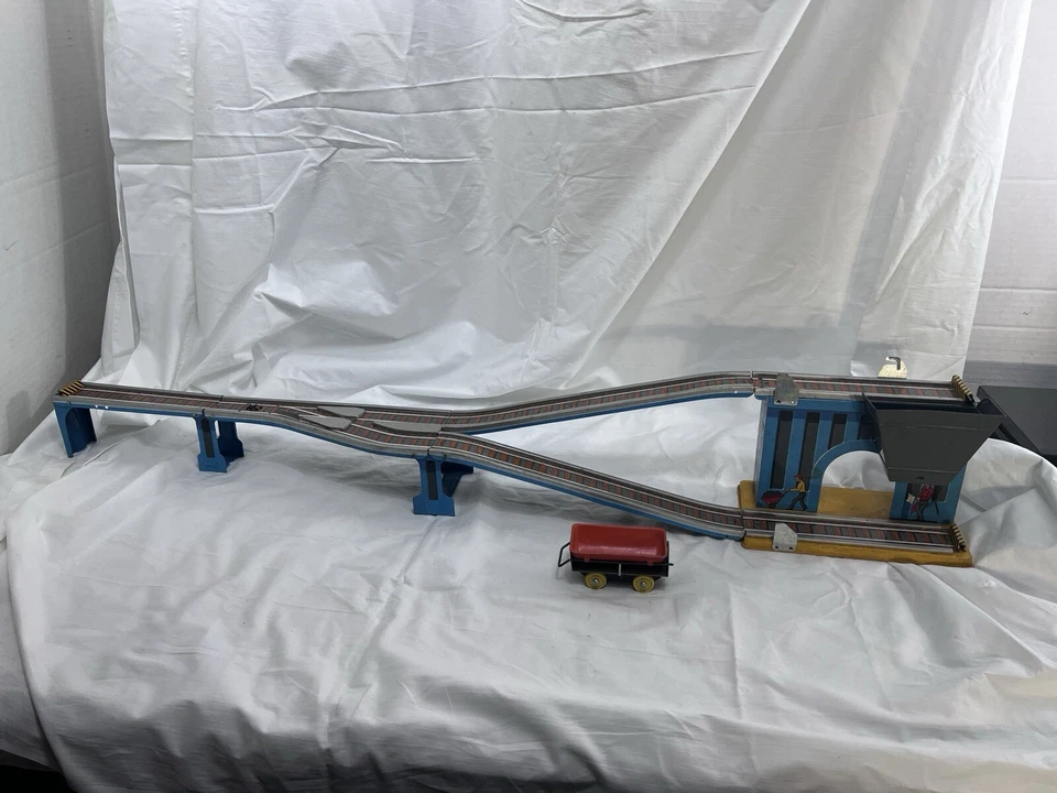 Винтажный поезд-шаттл с автоматическим погрузчиком угля литографическая игрушка Tomy, модель TP-119 - Изображение 1 из 4