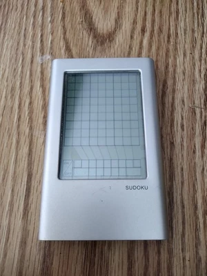 Juego Electrónico Portátil Sudoku Pantalla Táctil Plateada con Lápiz Con Baterías Nuevas  Foto 1 de 4
