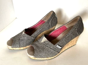 Toms Cork Wedge Shoes Size 10 Brown Tweed Metallic Gold Accent Peep Toe - Picture 1 of 7