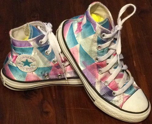 Top alti Converse All Star taglia 13 giovane. Scarpe colorate Chuck Taylors Art! RDY