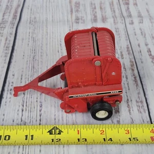 Vintage ertl 1/32 International Harvester 2400 round hay baler diecast red/white - Picture 1 of 7