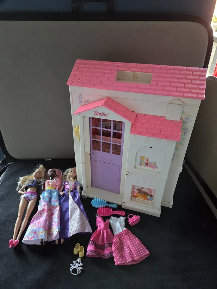 1996 Folding Pretty Barbie House Vintage + x3 barbie dolls and extras - Image 1 of 4