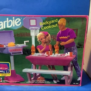 Barbie 1992 patio trasero kit de cocina 7567 caja de picnic muestra ropa - Imagen 1 de 5