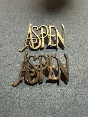 Dodge Aspen 1976-1980 guardabarros emblema guión par OEM piezas MoPar 4022355 Chrysler Foto 1 de 4