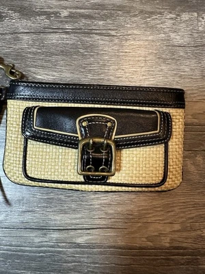 Cartera de muñeca Coach de cuero negro y hebilla tejida de paja Foto 1 de 4