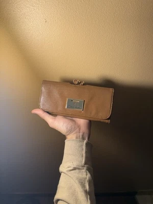 Brown Leather Tahari Woman’s Wallet with Snap Closure - Изображение 1 из 4