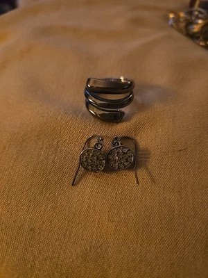 Pendientes Lia Sophia Anillo Envolvente Gunmetal Nuevo Estado Talla 7 y Circonita Foto 1 de 4