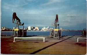 Pumpen von Ölquellen im Hafen mit Long Beach Skyline in der Ferne ca. Postkarte - Bild 1 von 2