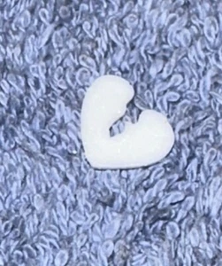 2015 Hasbro Operation Game Replacement Piece Broken Heart - Picture 1 of 3