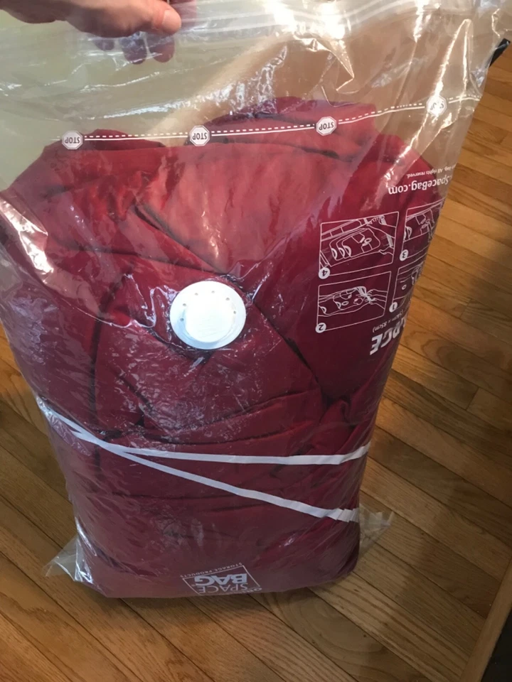 Funda nórdica e inserto Macys Twin XL granate de lujo  Foto 1 de 1