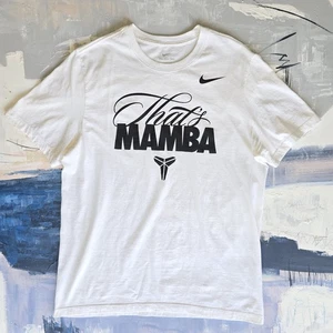 NIKE KOBE BRYANT Mamba Men’s Large Logo T-Shirt White ‘That's Mamba’ - Foto 1 di 2