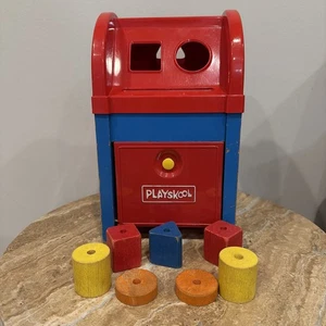 Cassetta postale vintage Playskool stazione postale 11" in legno a forma di cassetta postale con 5 blocchi - Foto 1 di 6