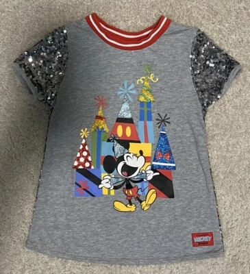 Camiseta Disney Celebrate MICKEY Disneyland Lentejuelas Juvenil EE. UU. Gris Mediano Foto 1 de 4