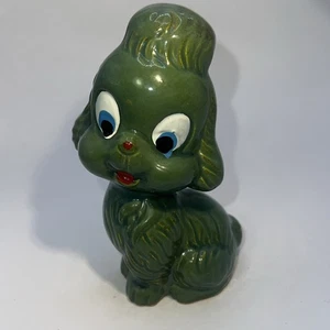 Estatuilla de perro caniche sentado vintage porcelana verde 1940 Segunda Guerra Mundial Japón - Imagen 1 de 6