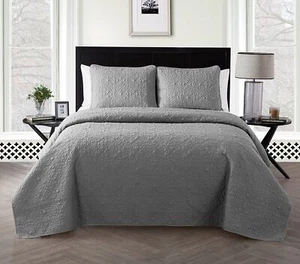 - King Size Quilt, Lightweight Bedding Set with Matching Shams, Dorm Room Ess... - Picture 1 of 4