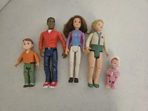 Lote de 5 figuras mixtas de muñecas familiares amorosas PLAYSKOOL FISHER-PRICE de colección - Imagen 1 de 5