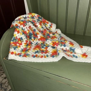 Gehäkelte Granny Square Babydecke 35" x 27" rosa gelb grün blau weiß - Bild 1 von 3