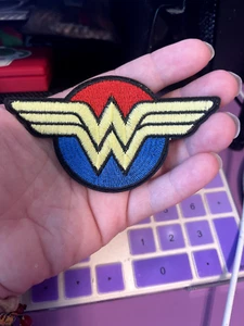 Parche bordado de hierro con logotipo de superhéroe de Wonder Woman rojo amarillo azul - Imagen 1 de 1